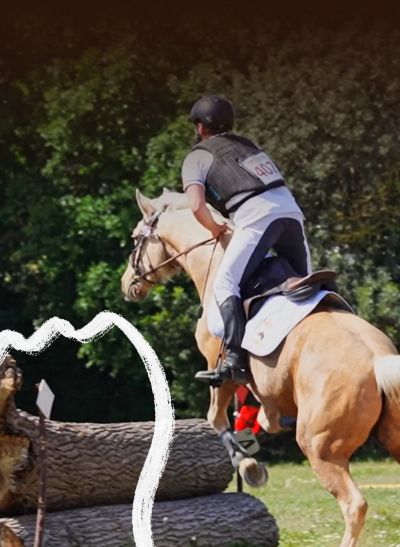 Con la ayuda de Francesc Rabat y su caballo MyLord conocerás cómo orientarte en plena naturaleza, calibrar ritmos y superar obstáculos como todo un profesional. Y es que la disciplina del TREC fusiona naturaleza, técnica y compañerismo entre jinete y caballo.